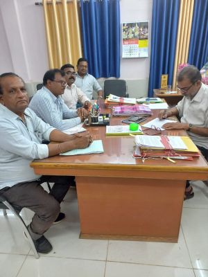 समस्याओं पर डीईओ से चर्चा