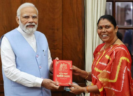 पीएम से मिली सांसद गोमती