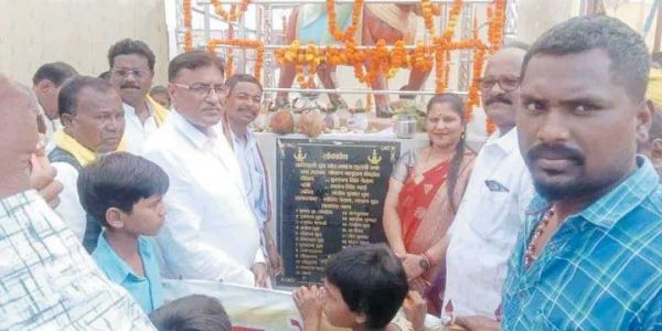 शहीद वीरनारायण सिंह की प्रतिमा का विमोचन