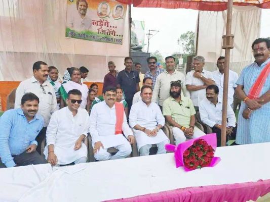 एक दिवसीय सत्याग्रह में शामिल हुए मंत्री गुरु रूद्र कुमार