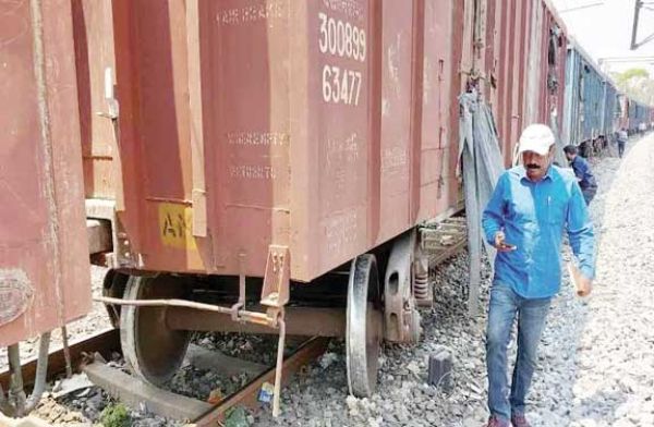  मालगाड़ी की एक बोगी बेपटरी, गाड़ी को बैक कर यार्ड में लाने के दौरान हुई घटना