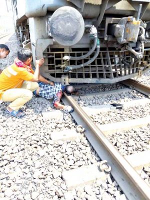  अपनी जान की परवाह न कर सिपाही ने युवक को ट्रेन से बचाया