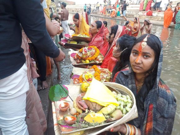 छठ व्रतियों ने भगवान भास्कर को दिया अध्र्य, परिवार के खुशहाली की कामना