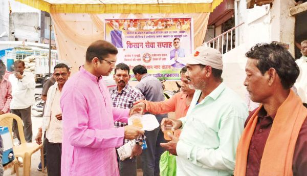 किसान सेवा सप्ताह की शुरुआत, बैंक पहुंचे किसानों को पिलाया शरबत, माथे पर टीका लगाकर स्वागत