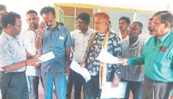 30 एकड़ चारागाह की जमीन पर कब्जे को लेकर कलेक्टर से की शिकायत