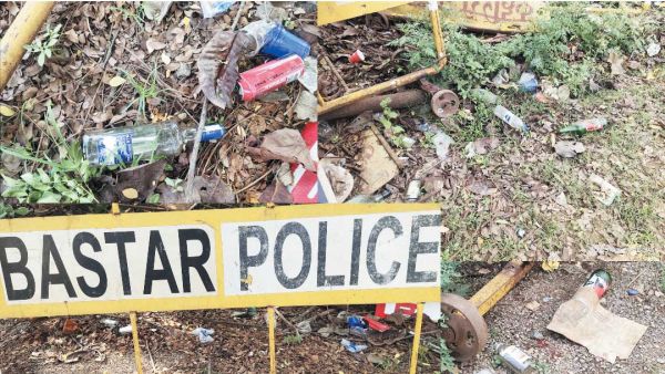 यह तस्वीर है थाने के पीछे की, जहां शराब की बोतलें, डिस्पोजल ग्लास, सिगरेट के खाली पैकेट...