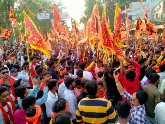 श्रीराम की शोभा यात्रा निकाली, जगह-जगह पुष्पवर्षा कर  स्वागत