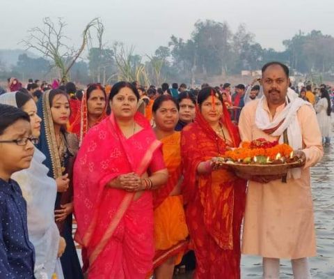 उगते सूर्य को दिया अघ्र्य, परिवार की सुख-समृद्धि की कामना