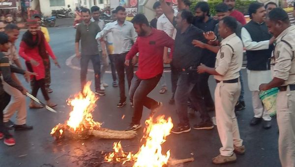 राहुल की सदस्यता रद्द करने के विरोध में पिछड़ा वर्ग कांग्रेस ने सरगुजा में जगह-जगह पीएम का पुतला फूंका