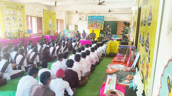 सशिमं में सिविक एक्शन प्रोग्राम, छात्र-छात्राओं को बांटे खेल सामान