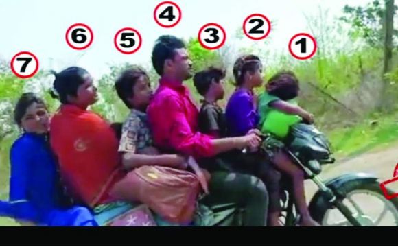 बाइक पर 5 बच्चे समेत 7 लोग, वीडियो फैला