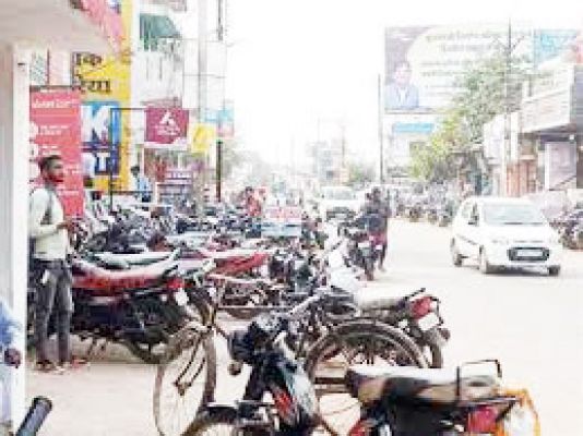 बैंको के सामने गाडिय़ों की बेतरतीब पार्किंग  यातायात व्यवस्था चरमराई, हो रहे जाम
