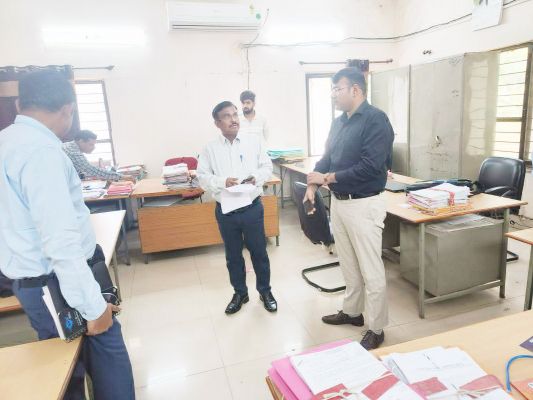 संभागायुक्त ने नांदगांव जिपं में दी दबिश