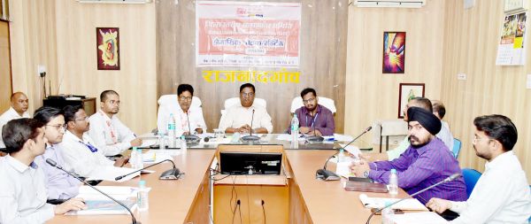 एटीएम लगाने के साथ ही उद्यमियों को ऋण स्वीकृति प्राथमिकता से करें - कलेक्टर