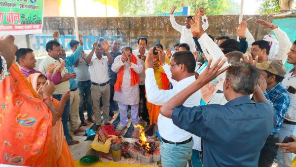 पंचायत सचिवों ने सरकार की सद्बुद्धि के लिए किया हवन