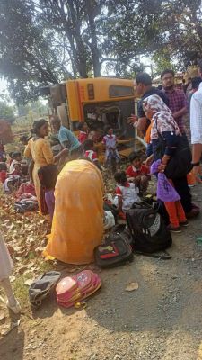  ट्रक की ठोकर से स्कूल बस पलटी, 22 बच्चे घायल, दो गंभीर 
