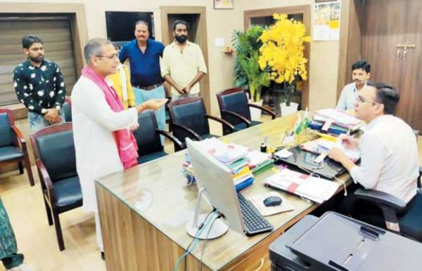 ऑटो वाले लूट रहे-अमर के बयान से नाराज पदाधिकारी विधायक से मिले, माफी की मांग