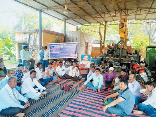 पांच माह से वेतन नहीं, नपं के कर्मी बेमुद्दत हड़ताल पर