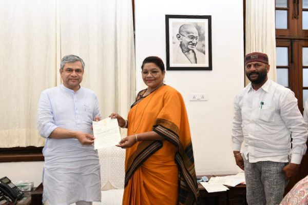 सरगुजा की समस्याओं व मांगों को लेकर केंद्रीय रेल व स्वास्थ्य मंत्री से मिली रेणुका 