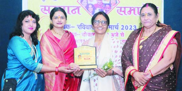 शिक्षिका मधु को महिला शिखर सम्मान 
