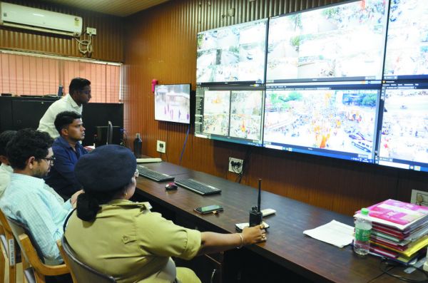 160 कैमरे और सायबर सेल में लगे बड़े स्क्रीन की सहायता से शहर की हर गतिविधि पर रखी जा रही निगरानी