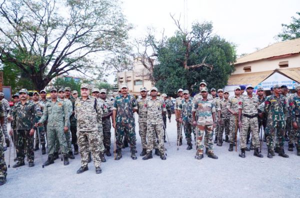 जिला एवं पुलिस प्रशासन का फ्लैग मार्च