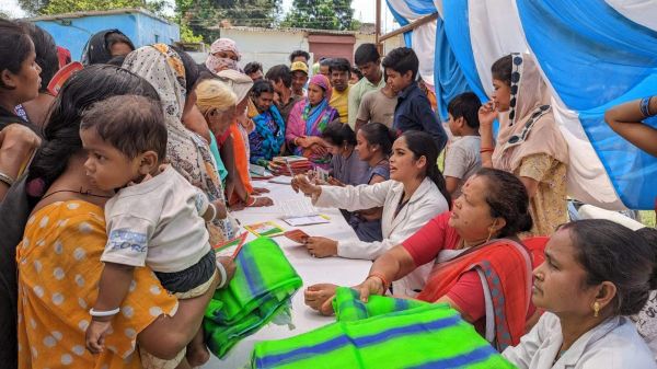 डेंगू से बचाव के लिए मच्छरदानी का वितरण