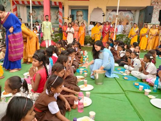 मां शक्ति की उपासना में 12 सौ कन्याओं का भोज, परोसने वाली भी रही शक्ति स्वरूपा