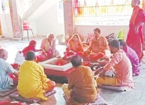 महाष्टमी पर आहुति डाल की गांव में शांति व खुशहाली की कामना