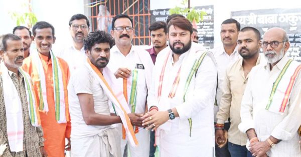 गांव की सुख-समृद्धि और कल्याण के लिए ठाकुर देव की पूजा-आशीष