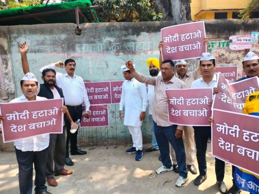 आप पार्टी का मोदी हटाओ देश बचाओ अभियान, शहर में जगह-जगह पोस्टर