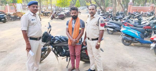 बाइक का नंबर प्लेट बदलकर बेचने की फिराक में था आरोपी, गिरफ्तार