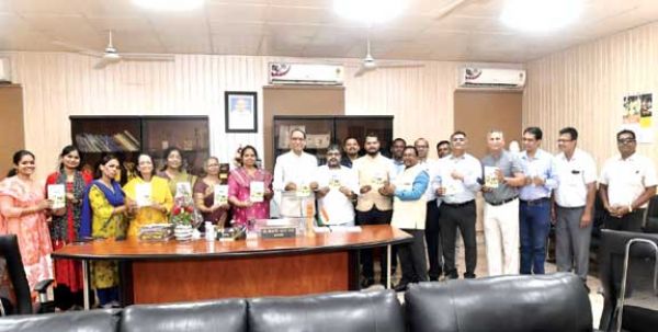 दो किताबों का विमोचन किया कुलपति ने