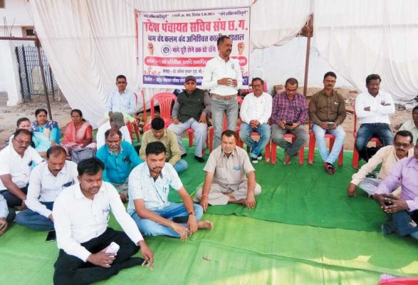 कर्मचारी अधिकारी फेडरेशन ने समर्थन पत्र सौंपा