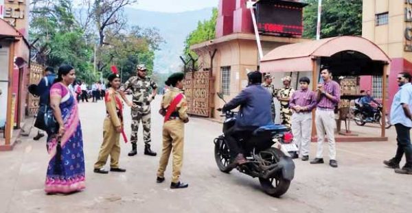 हेलमेट पहनने किया जागरूक, एनएमडीसी प्रशिक्षण व सुरक्षा संस्था की पहल
