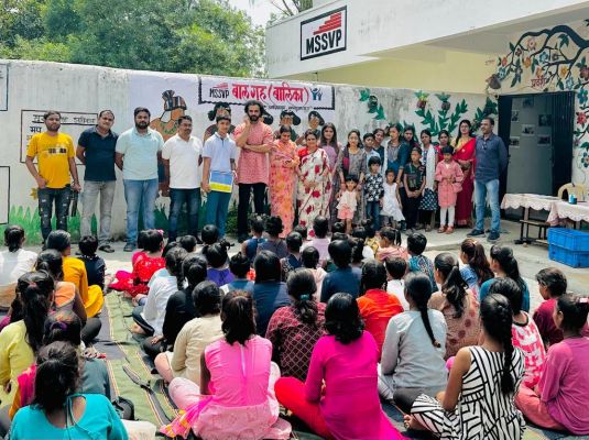 जिपं सदस्य व पीसीसी सचिव ने बालिका गृह में बांटे फल व मिठाइयां