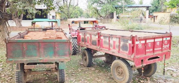  रेत और र्इंट का अवैध परिवहन, 2 ट्रैक्टर-ट्रॉली जब्त
