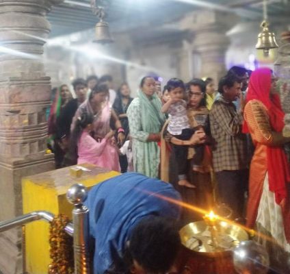 नवमी पर मंदिरों में भक्तों की कतार