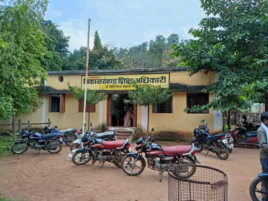 नकारात्मक पोस्ट पर सहायक शिक्षक निलंबित