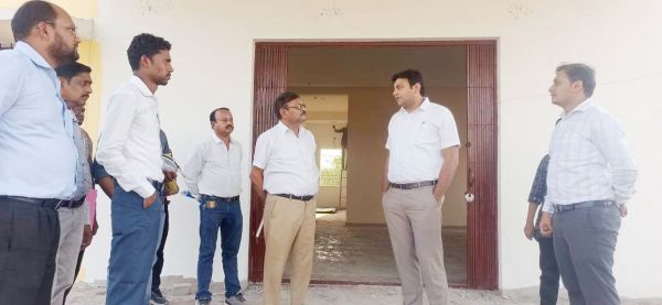 कलेक्टर ने किया नवोदय विद्यालय सहित विभिन्न शासकीय कार्यालयों का निरीक्षण