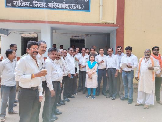 तहसीलदार को हटाने के आश्वासन पर अधिवक्ता संघ की हड़ताल समाप्त