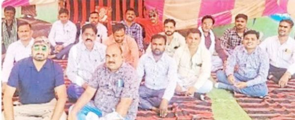 छुट्टी के दिन भी हड़ताल स्थल पर डटे रहे पंचायत सचिव 