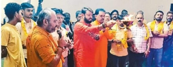 श्रीराम की प्रतिमा स्थापना कर की महाआरती, भक्त हुए शामिल