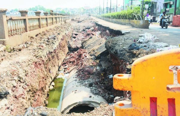 जमीन खुद ही धंसककर नाली पाट रही...