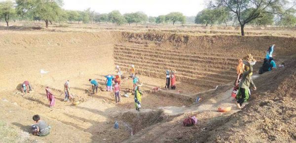 मनरेगा लक्ष्य की पूर्ति, कलेक्टर ने दी बधाई
