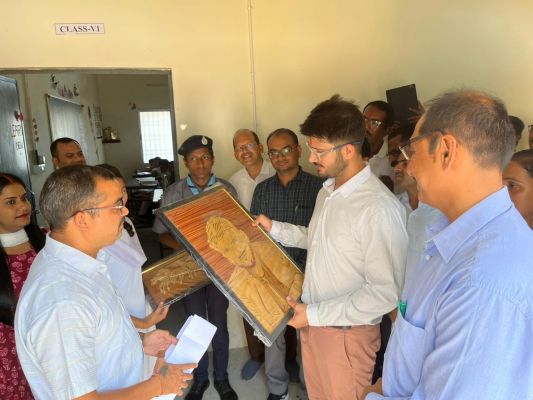 नवोदय विद्यालय के मेधावी बच्चों को प्रशस्ति पत्र एवं  स्मृतिचिन्ह