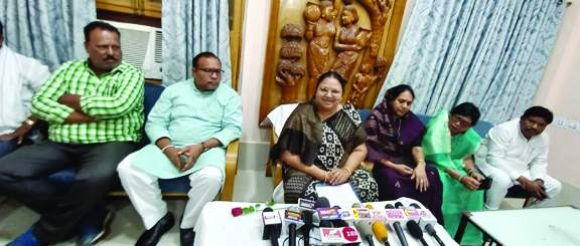 आए थे देश का भ्रष्टाचार बताने, लेकिन उलझ गए जिले के भ्रष्टाचार में