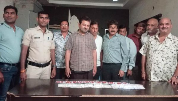 रसूखदार बिल्डर व्यापारी जुआ खेलते पकड़ाए, 60 हजार जब्त 