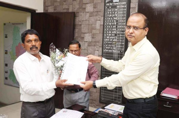 सेवानिवृत्त 3 शासकीय सेवकों को कलेक्टर के हाथों मिला विदाई का तोहफा