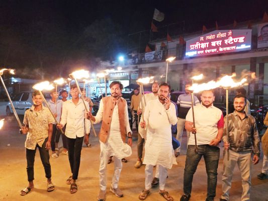 एनएसयूआई कार्यकर्ताओं ने निकाली लोकतंत्र बचाओ मशाल रैली
